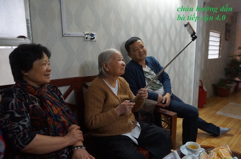 Tác phẩm giành giải Ba, các bức ảnh thể hiện chân thật cuộc sống hàng ngày, đặc biệt là trong thời gian dịch bệnh Covid - vẫn còn nhiều diễn biến phức tạp nhưng các gia đình đều có những kỷ niệm, những việc làm thiết thực, ý nghĩa Tác phẩm giành giải Ba, các bức ảnh thể hiện chân thật cuộc sống hàng ngày, đặc biệt là trong thời gian dịch bệnh Covid - vẫn còn nhiều diễn biến phức tạp nhưng các gia đình đều có những kỷ niệm, những việc làm thiết thực, ý nghĩa