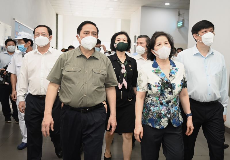 Thủ tướng Ch&iacute;nh phủ Phạm Minh Ch&iacute;nh c&ugrave;ng nhiều Bộ trưởng v&agrave; c&aacute;c th&agrave;nh vi&ecirc;n Ch&iacute;nh phủ đến thăm v&agrave; l&agrave;m việc tại Nh&agrave; m&aacute;y sữa Việt Nam của Vinamilk
