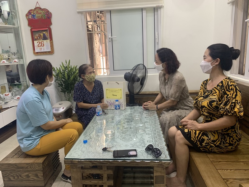 Hội PN đến thăm hỏi và tặng quà gia đình cán bộ, hội viên phụ nữ tiêu biểu trên địa bàn quận Hội PN đến thăm hỏi và tặng quà gia đình cán bộ, hội viên phụ nữ tiêu biểu trên địa bàn quận