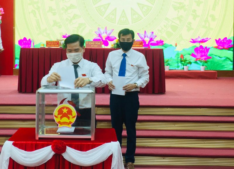 Các đồng chí bỏ phiếu bầu các chức danh chủ chốt