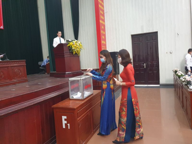 Các đại biểu bỏ phiếu bầu các chức danh chủ chốt