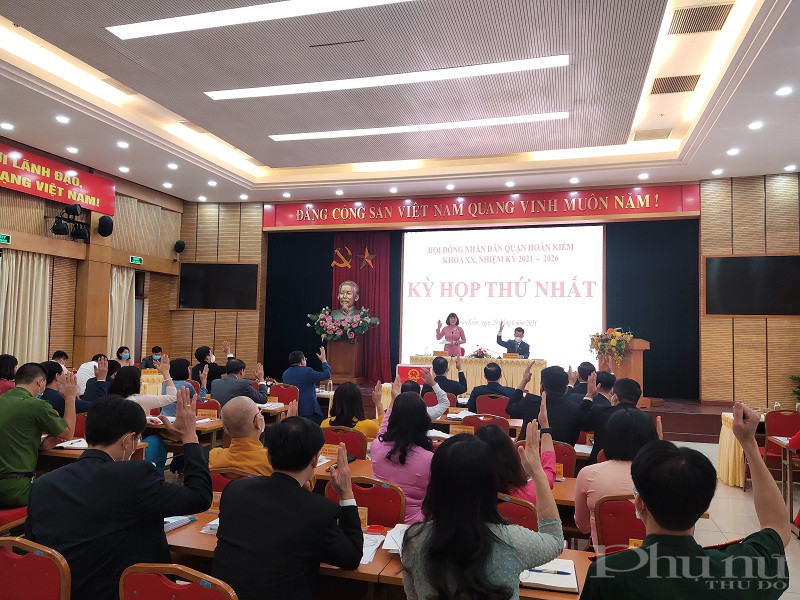 Các đại biểu biểu quyết chốt danh sách bầu các chức danh