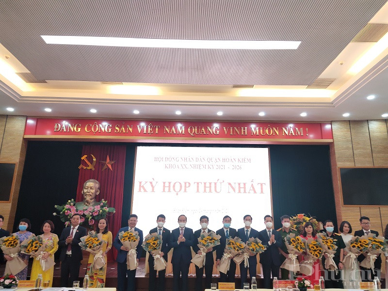 Chủ tịch HĐND TP tặng hoa chúc mừng Chủ tịch, Phó Chủ tịch UBND quận, các thành viên UBND quận