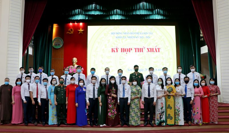 Đồng chí Nguyễn Lan Hương chụp ảnh cùng các cán bộ chủ chốt HĐND, UBND thị xã Sơn Tây nhiệm kỳ 2021-2026