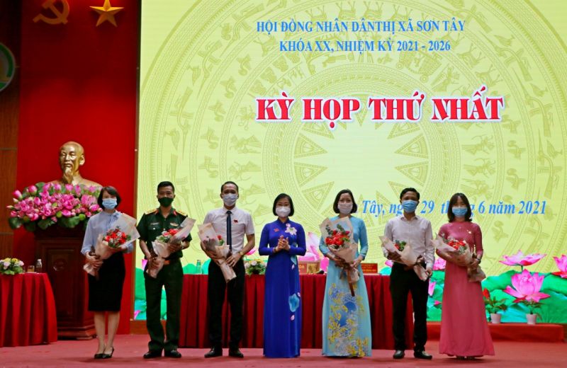 Đồng chí Nguyễn Thị Thanh Mai, Bí thư Thị ủy Sơn Tây chúc mừng các đồng chí trúng cử HĐND, UBND khóa XX