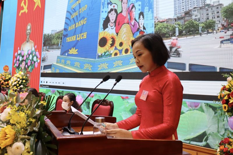 Đ/c Lại Hà Phương trình bày báo cáo chính trị. Phần báo cáo được cụ thể hóa sinh động bằng slide hình ảnh, video chạy song song trên màn hình led lớn Đ/c Lại Hà Phương trình bày báo cáo chính trị. Phần báo cáo được cụ thể hóa sinh động bằng slide hình ảnh, video chạy song song trên màn hình led lớn