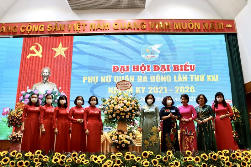 Các đồng chí Lê Kim Anh (thứ 5 từ phải qua), Lê Thị Thiên Hương (thứ 4 từ phải qua), Lê Quỳnh Trang (thứ 3 từ phải qua, Tổng biên tập báo Phụ nữ Thủ đô), Nguyễn Thị Hảo (Thứ 2 từ phải qua, Giám đốc Trung tâm Hỗ trợ phát triển phụ nữ, Nguyên Chủ tịch Hội LHPN Hà Đông) tặng hoa chúc mừng Đại hội Các đồng chí Lê Kim Anh (thứ 5 từ phải qua), Lê Thị Thiên Hương (thứ 4 từ phải qua), Lê Quỳnh Trang (thứ 3 từ phải qua, Tổng biên tập báo Phụ nữ Thủ đô), Nguyễn Thị Hảo (Thứ 2 từ phải qua, Giám đốc Trung tâm Hỗ trợ phát triển phụ nữ, Nguyên Chủ tịch Hội LHPN Hà Đông) tặng hoa chúc mừng Đại hội