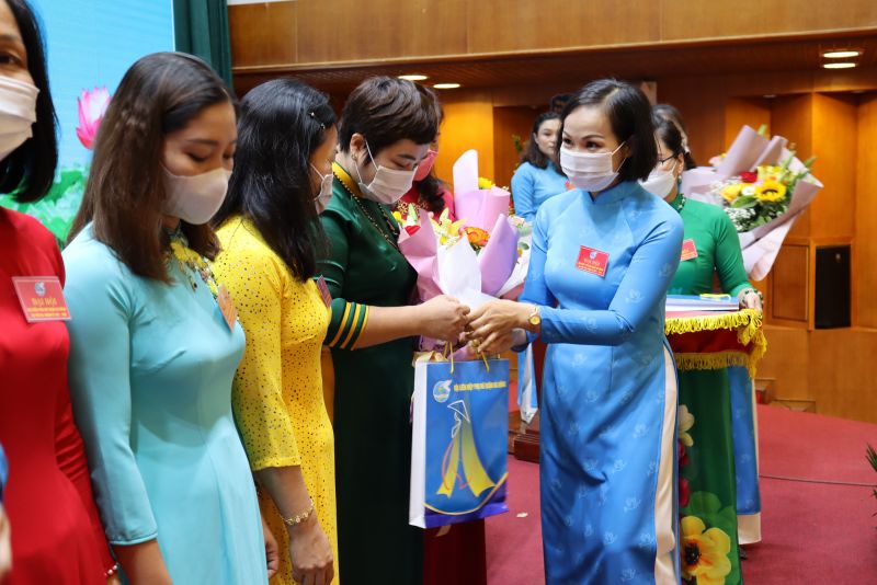 Đ/c Lại Hà Phương tặng quà, chia tay cán bộ Hội nghỉ công tác