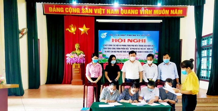 Các gia đình thực hiện ký cam kết Các gia đình thực hiện ký cam kết