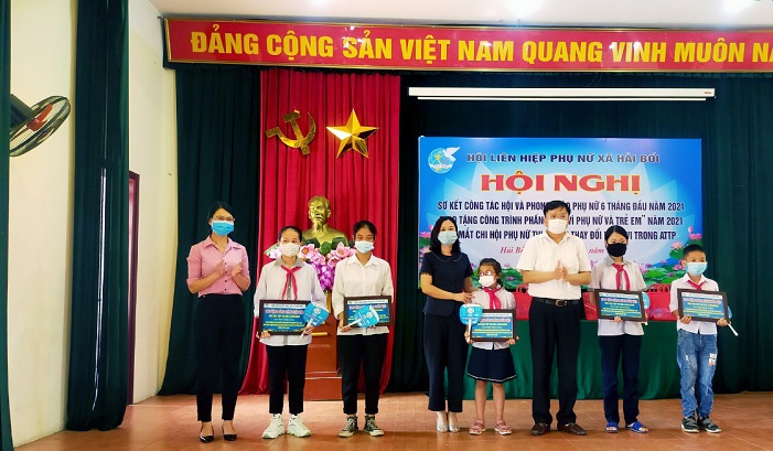 Các đại biểu trao tặng  mô hình Các đại biểu trao tặng  mô hình