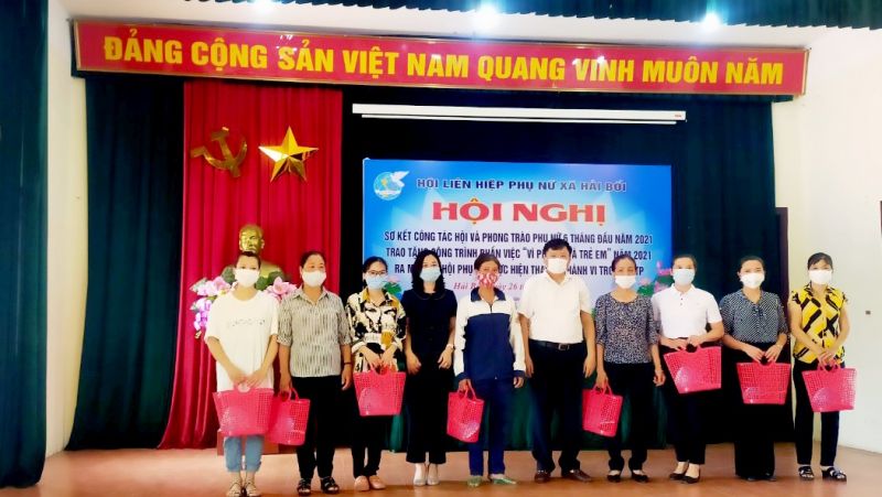 Các đại biểu tặng làn nhựa đi chợ cho các thành viên tham gia mô hình Các đại biểu tặng làn nhựa đi chợ cho các thành viên tham gia mô hình