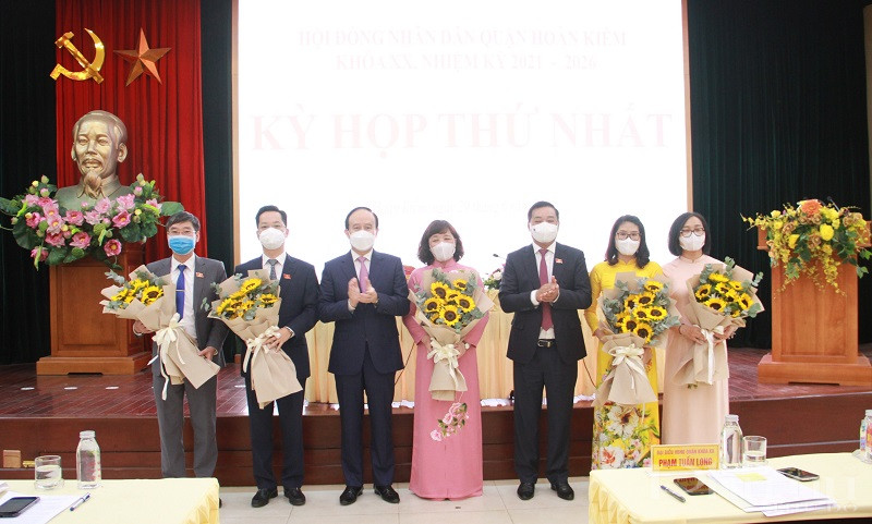 Chủ tịch HĐND TP tặng hoa chúc mừng Chủ tịch, Phó Chủ tịch HĐND quận, trưởng, phó ban Kinh tế Xã hội, Trưởng ban Pháp chế HĐND