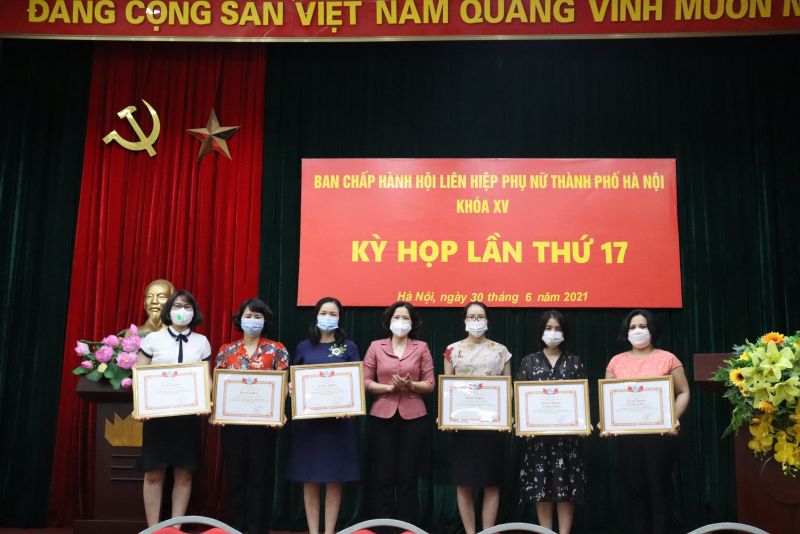 Hội nghị, Hội LHPN Hà Nội trao Bằng khen cho 10 tập thể và 12 cá nhân có thành tích trong Đợt thi đua cao điểm chào mừng cuộc Bầu cử ĐBQH khóa XV và ĐB HĐND các cấp nhiệm kỳ 2021 – 2026.