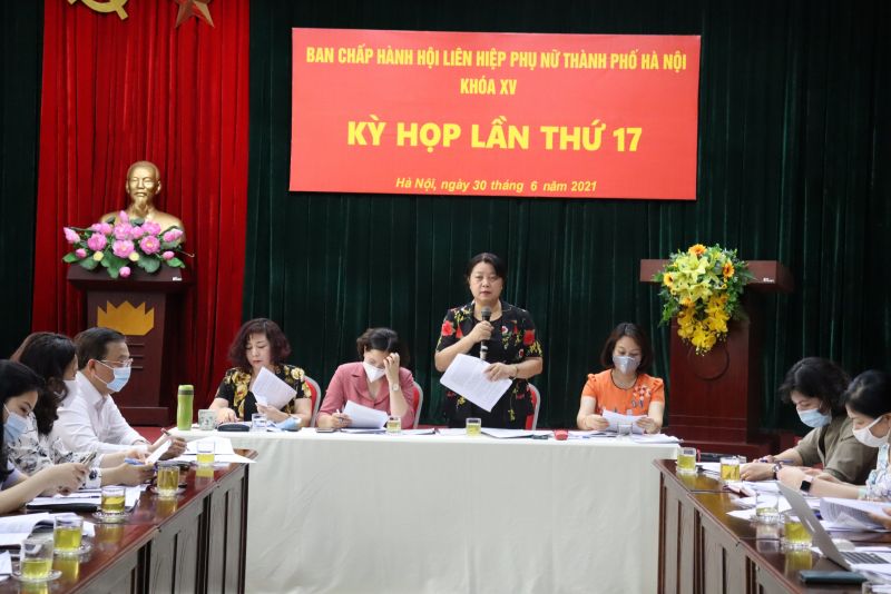 Phó Chủ tịch Thường trực Hội LHPN Hà Nội Nguyễn Thị Thu Thủy trình bày kết quả công tác Hội 6 tháng đầu năm 2021
