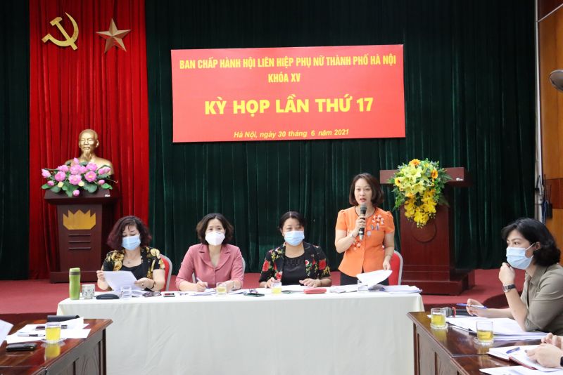 Phó Chủ tịch Hội LHPN Hà Nội Phạm Thị Thanh Hương trình bày phương hướng công tác nhân sự BCH khóa XVI