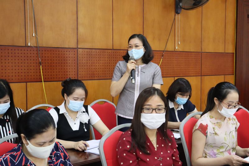 Đại diện Hội LHPN các quận, huyện và cơ sở trực thuộc cho ý kiến vào các văn bản tại Hội nghị. Trong ảnh: Chủ tịch Hội LHPN quận Thanh Xuân cho ý kiến về công tác tham gia phản biện, giám sát của các cấp Hội