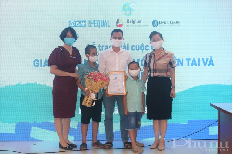 Bà Trần Thị Hương (ngoài cùng bên phải) - Phó Chủ tịch Hội LHPN Việt Nam và bà - trao giải Nhì cho gia đình anh