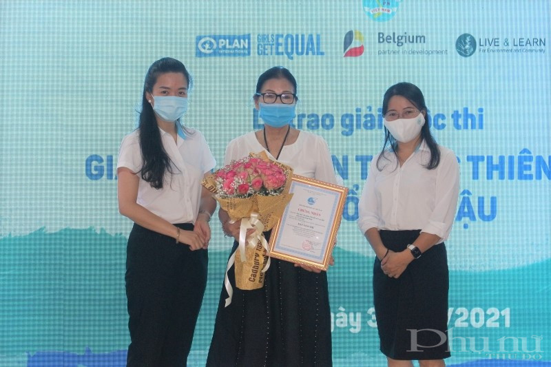 Ban tổ chức trao giải Nhì cho tác giả Nguyễn Thị Liên (thôn Tân Phú, xã Phú Cường, huyện Sóc Sơn, TP Hà Nội) với sáng kiến “Sản xuất chế phẩm IMO để xử lý rác thải sinh hoạt tại hộ gia đình”.