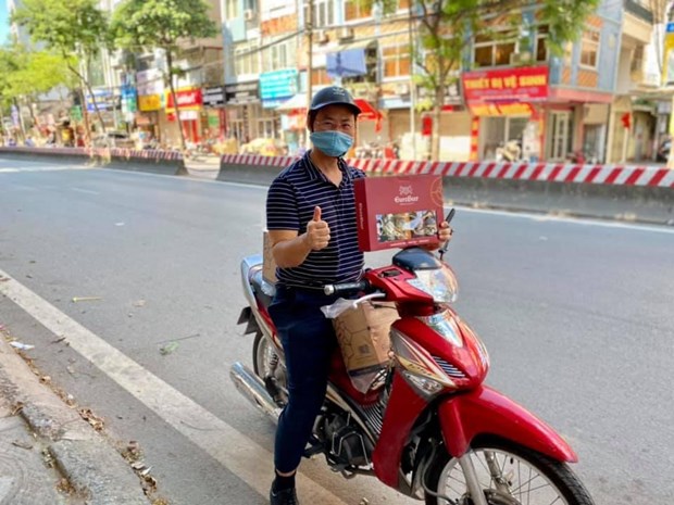 Tổng Giám đốc AZA Travel Nguyễn Tiến Đạt đi giao hàng