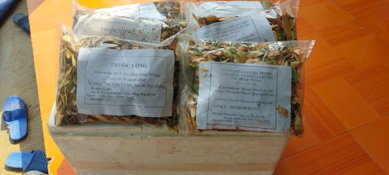 Một g&oacute;i thuốc được cho l&agrave; gia truyền trị gan của người xưng l&agrave; lương y B&agrave;n Xu&acirc;n D, huyện Chi&ecirc;m H&oacute;a, tỉnh Tuy&ecirc;n Quang đ&oacute;ng g&oacute;i sơ s&agrave;i, c&ograve;n t&aacute;c giả g&oacute;i thuốc lại cho rằng, th&ocirc;ng tin về thuốc kh&ocirc;ng quan trọng