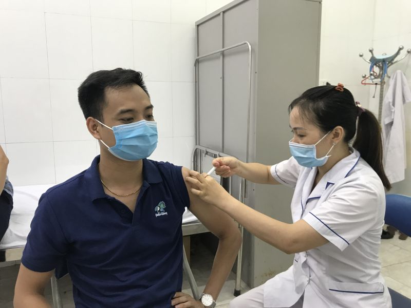 Tiêm chủng vắc-xin Covid-19 cho các đối tượng thuộc nhóm ưu tiên tại TTYT quận Cầu Giấy