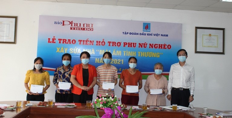 Ph&oacute; Chủ tịch Thường trực Hội LHPN H&agrave; Nội Nguyễn Thị Thu Thủy v&agrave; &ocirc;ng Trần Quang Dũng &ndash; Trưởng ban Truyền th&ocirc;ng v&agrave; Văn h&oacute;a doanh nghiệp Tập đo&agrave;n Dầu kh&iacute; quốc gia Việt Nam trao tiền x&acirc;y, sửa nh&agrave; &ldquo;M&aacute;i ấm t&igrave;nh thương&rdquo; cho c&aacute;c hộ gia đ&igrave;nh