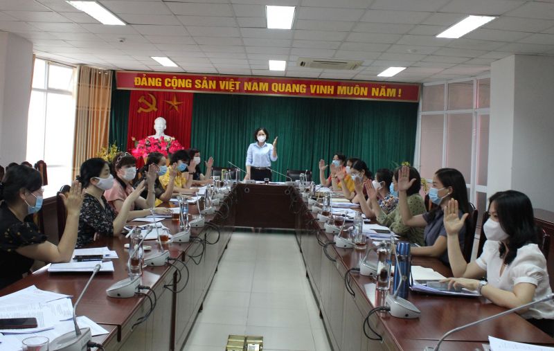 C&aacute;c đại biểu biểu quyết th&ocirc;ng qua c&ocirc;ng t&aacute;c chuẩn bị nh&acirc;n sự của c&aacute;c quận, huyện