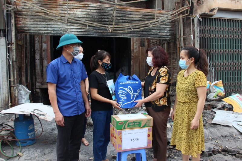 Phó Chủ tịch Hội LHPN Hà Nội Lê Thị Thiên Hương ( thứ 2 từ phải qua) trao quà và tiền hỗ trợ gia đình chị Hoàng Thị Hà