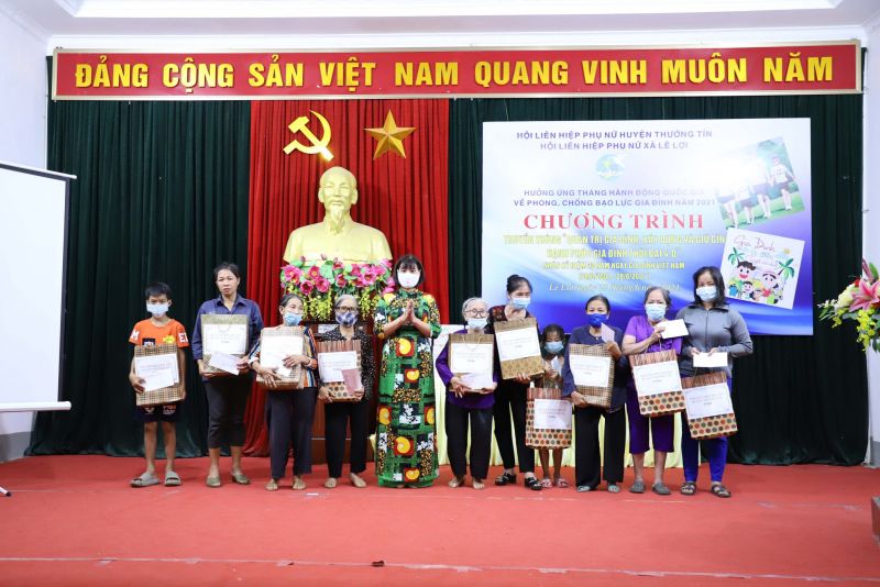 Hội LHPN huyện Thường Tín trao quà hỗ trợ phụ nữ và trẻ em khó khăn xã Lê Lợi