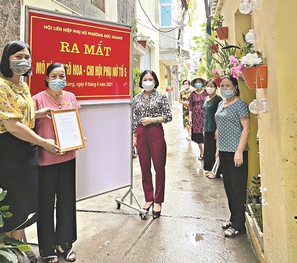 Hội LHPN phường Đức Giang ra mắtm&ocirc; h&igrave;nh &ldquo;Ng&otilde; hoa&rdquo;