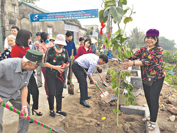 C&aacute;n bộ hội vi&ecirc;n phụ nữ v&agrave; người d&acirc;n x&atilde; Ph&uacute; Y&ecirc;n, huyện Ph&uacute; Xuy&ecirc;ntham gia trồng c&acirc;y xanh tr&ecirc;n tuyến đường hoa phụ nữ