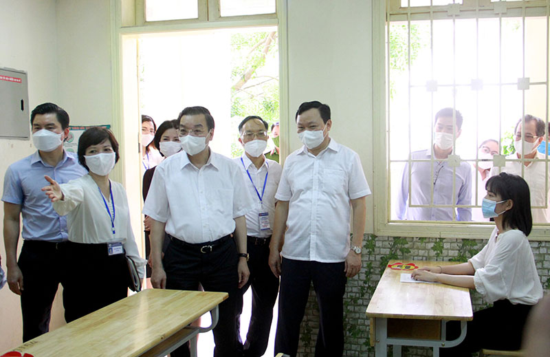 Chủ tịch UBND TP Chu Ngọc Anh kiểm tra công tác bố trí chỗ ngồi cho các thí sinh trong phòng thi.