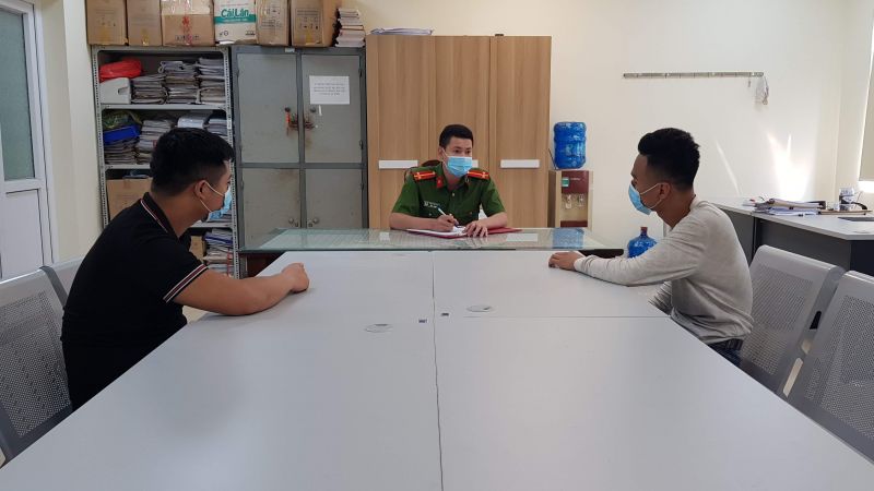 Cán bộ công an huyện Ba Vì lập tờ khai với hai đối tượng bị bắt vì liên quan đến mua bán ma túy