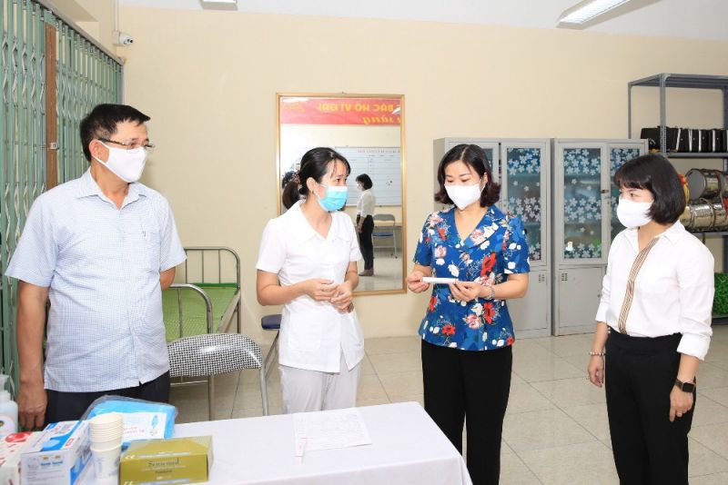 Phó Bí thư Thường trực Thành ủy Hà Nội Nguyễn Thị Tuyến kiểm tra công tác chuẩn bị kỳ thi tốt nghiệp trung học phổ thông năm 2021 tại điểm thi Trường THPT Đông Mỹ (huyện Thanh Trì).