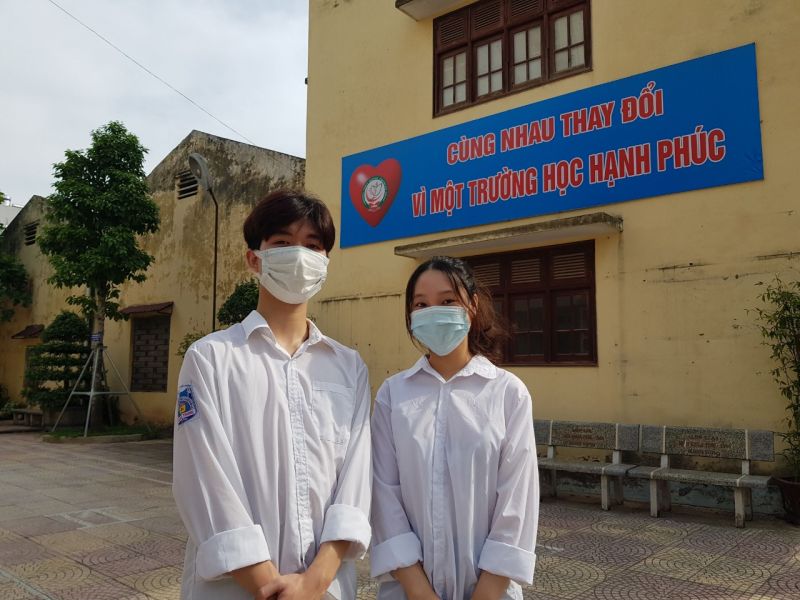 Em Nguyễn Diệu Linh, học sinh lớp 11D5, trường THPT Quang Trung, Hà Đông  (bên phải)