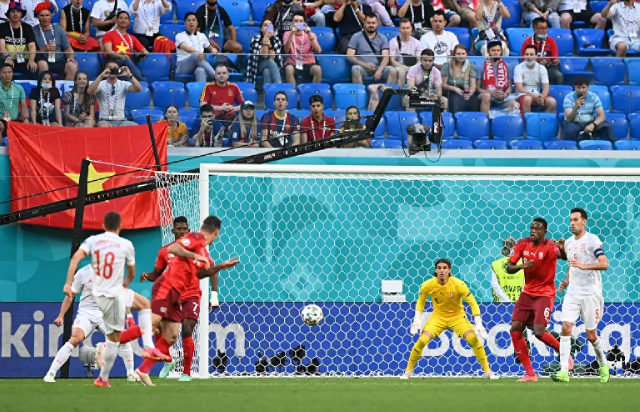 Cờ đỏ sao vàng xuất hiện ở khán đài B trong trận đấu giữa đội tuyển quốc gia Tây Ban Nha và Thụy Sĩ tại Euro 2020. Cờ đỏ sao vàng xuất hiện ở khán đài B trong trận đấu giữa đội tuyển quốc gia Tây Ban Nha và Thụy Sĩ tại Euro 2020.