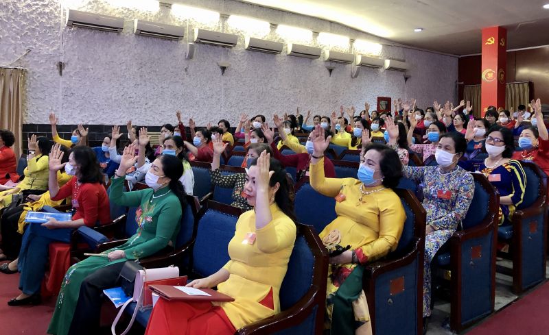 152 đại biểu chính thức biểu quyết giơ tay bầu BCH Hội LHPN quận Cầu Giấy lần thứ VI