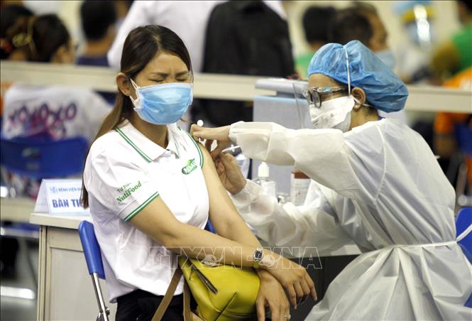 Người lao động TP Hồ Chí Minh được tiêm vaccine phòng COVID-19. Ảnh: Thanh Vũ/TTXVN Người lao động TP Hồ Chí Minh được tiêm vaccine phòng COVID-19. Ảnh: Thanh Vũ/TTXVN