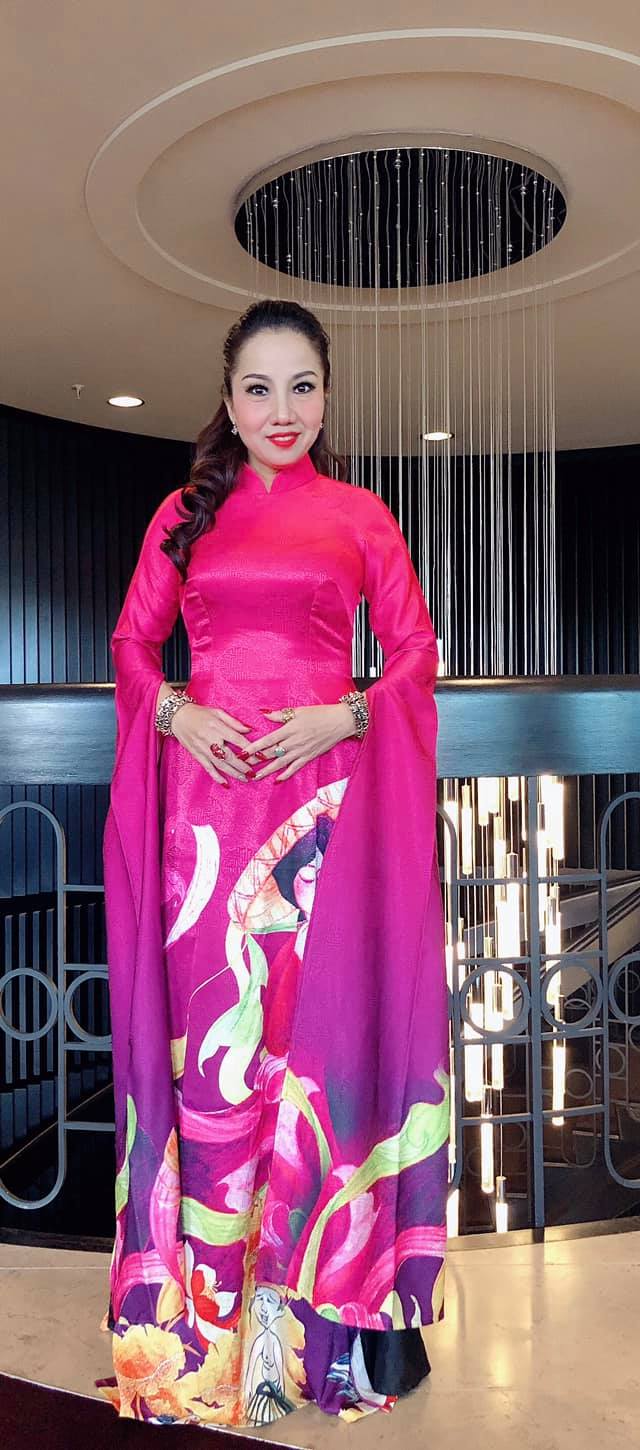 NSƯT Phạm Ngọc &Aacute;nh trong chuyến c&ocirc;ng t&aacute;c tại &Uacute;c. Ảnh: NVCC