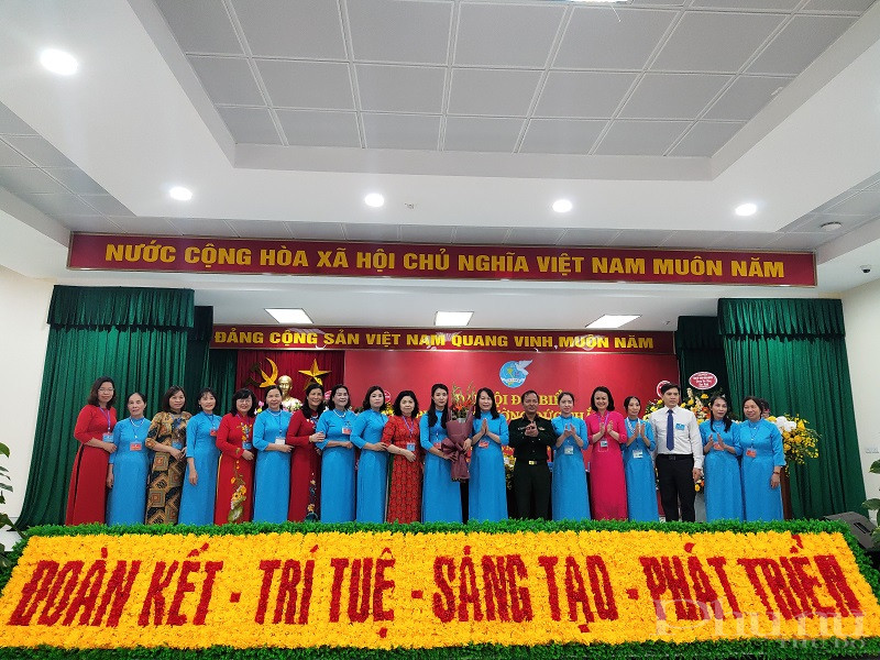 Ban Chấp hành Hội LHPN phường Đức Thắng nhiệm kỳ 2021-2026  ra mắt  tại Đại hội đại biểu Phụ nữ phường Đức Thắng (quận Bắc Từ Liêm, Hà Nội)