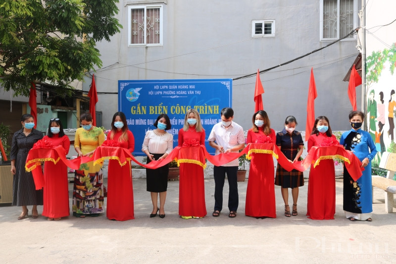 Các đại biểu tham gia cắt băng khánh thành công trình 