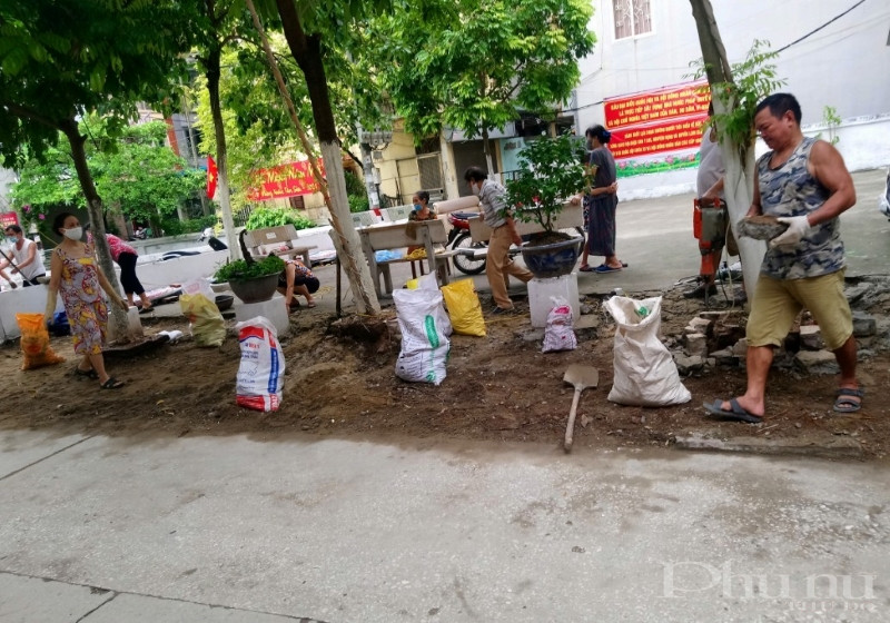 Cán bộ hội phụ nữ và người dân hăng hái tham gia cải tạo bãi rác lâu ngày trong khu dân cư thành khu sân chơi khang trang, sạch đẹp.