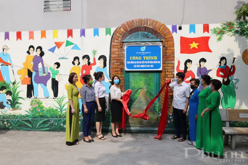Gắn biển Công trình chào mừng Đại hội Đại biểu Phụ nữ quận Hoàng Mai lần thứ IV, nhiệm kỳ 2021-2026 cho 