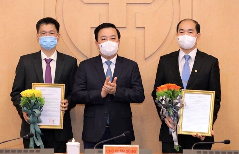 Phó Chủ tịch UBND thành phố Hà Nội Chử Xuân Dũng trao các quyết định bổ nhiệm.