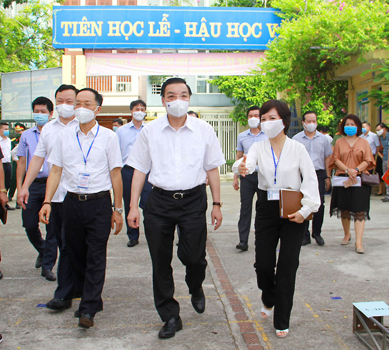 Chủ tịch UBND TP Chu Ngọc Anh kiểm tra công tác phòng chống dịch Covid-19 trong kỳ thi tốt nghiệp THPT năm học 2021 tại trường THCS Bế Văn Đàn. Chủ tịch UBND TP Chu Ngọc Anh kiểm tra công tác phòng chống dịch Covid-19 trong kỳ thi tốt nghiệp THPT năm học 2021 tại trường THCS Bế Văn Đàn.