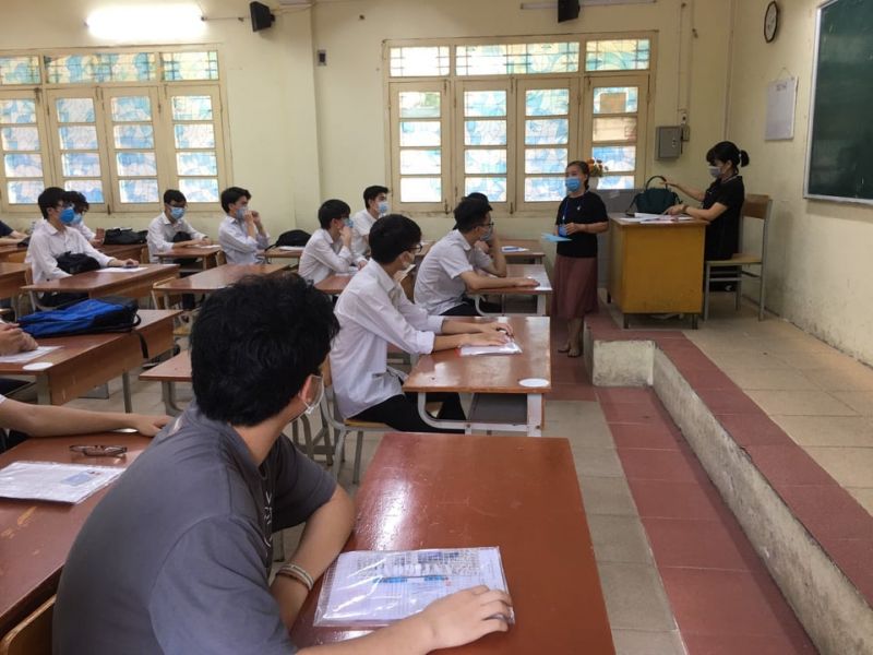 Chiều 6/7, các thí sinh có mặt tại các điểm thi để nghe phổ biến quy chế thi