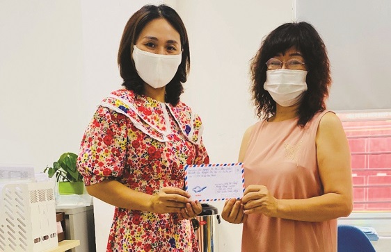 Chị Nguyễn Thị Thi đem số tiềm ủng hộ 100 triệu đồng  th&ocirc;ng qua Hội PN gửi tới Quỹ ph&ograve;ng chống Covid-19 của phường