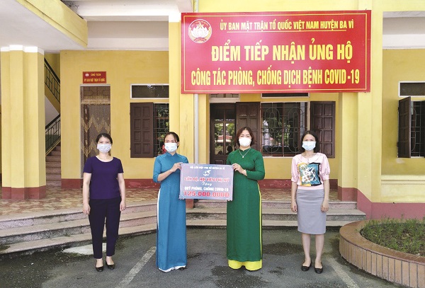 Hội LHPN huyện Ba V&igrave; ủng hộ 125 triệu đồng c&ocirc;ng t&aacute;c ph&ograve;ng chống dịch