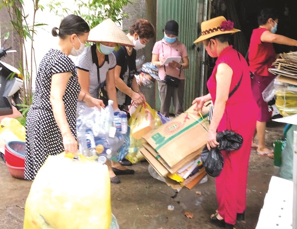 C&aacute;n bộ hội vi&ecirc;n phụ nữ quận H&agrave; Đ&ocirc;ng t&iacute;ch cực thu gom phế liệu để c&oacute; nguồn tiền ủng hộ v&agrave;o Quỹ vắc-xin ph&ograve;ng chống Covid-19