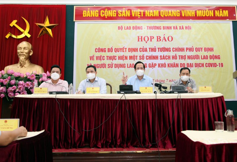 Bộ trưởng Bộ Lao động Thương binh Xã hội Đào Ngọc Dung chủ trì buổi họp báo